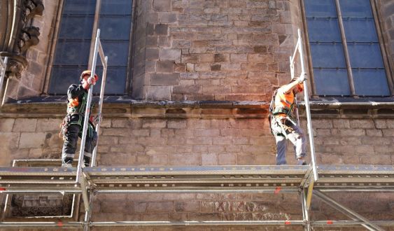 Dos operarios levantando el andamio en Santa Maria del Mar Dos operarios levantando el andamio en Santa Maria del Mar