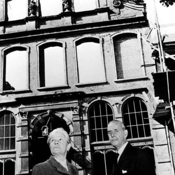 Mann, Thomas, 6.6.1875 - 12.8.1955, German author / writer, with wife Katja in front the house 4 Mengstrasse, Luebeck, 1953, Ger