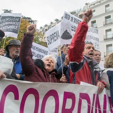 Pensioners point to the Congress of Deputies as being