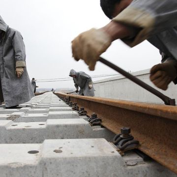 China - Transport - Rail expansion workers