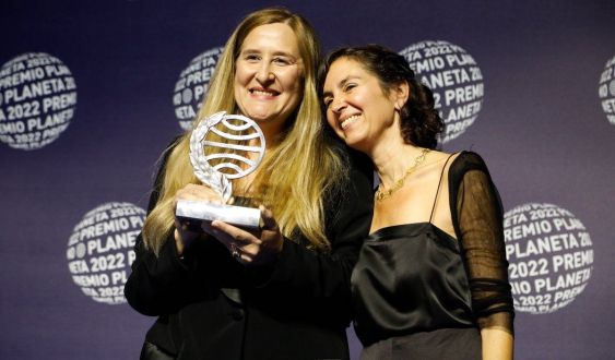 Luz Gabás y Cristina Campos, ganadora y finalista de la 71 edición del Premio Planeta.
