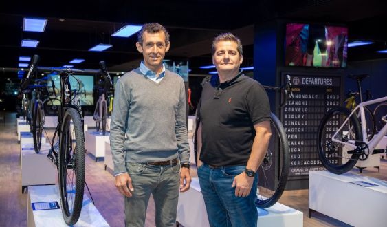 El ciclista y multicampeón de la Vuelta Ciclista a España, Roberto Heras, Oscar Alcaraz.