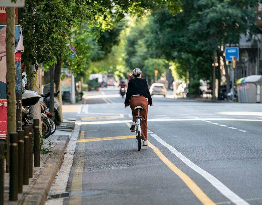 Una ciclista circulant. Mònica Moreno
