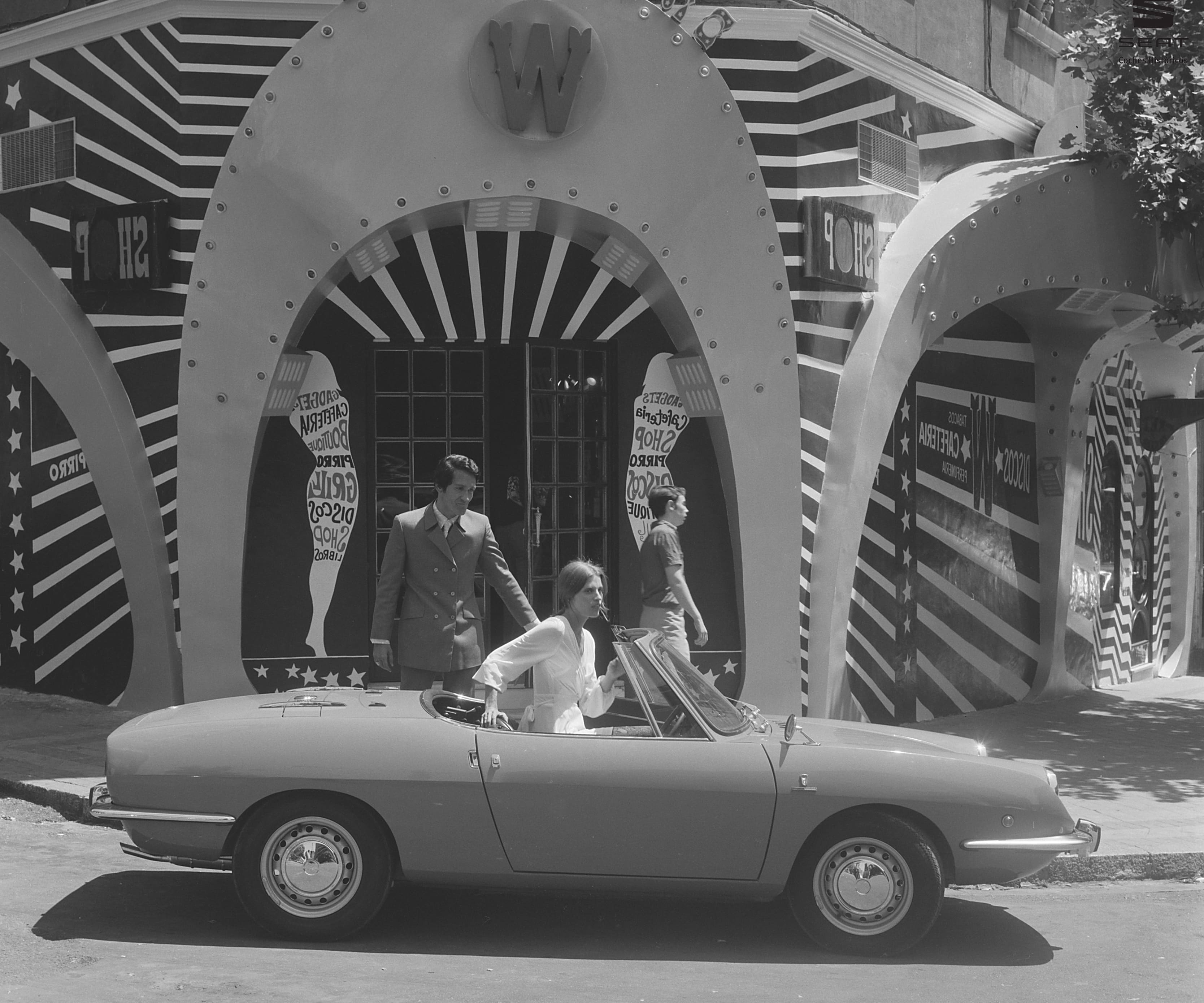 Historic-cars-return-to-the-heart-of-Barcelona-for-SEATs-70th-anniversary_02_HQ (1)