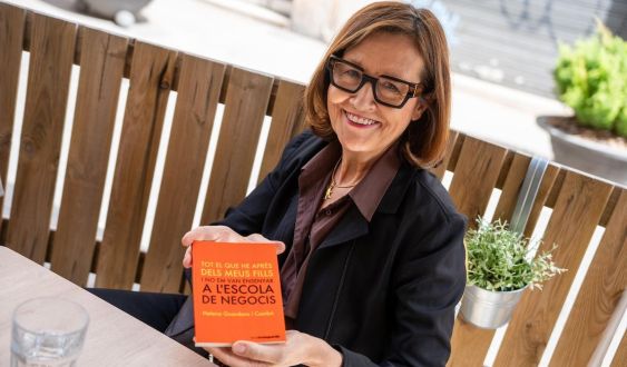 Helena Guardans amb el seu llibre