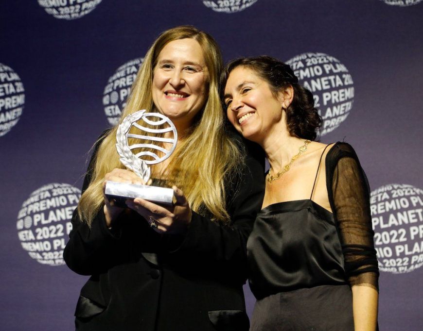 Luz Gabás y Cristina Campos, ganadora y finalista de la 71 edición del Premio Planeta.