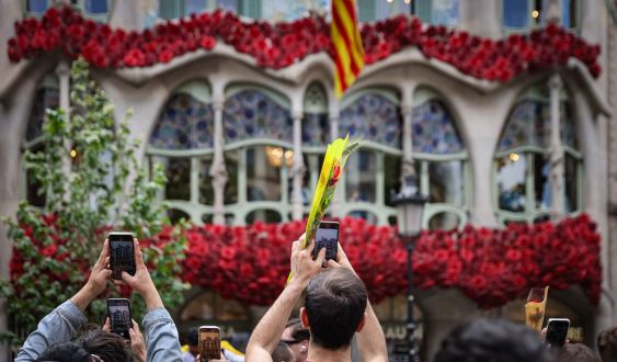 Casa Batlló decorada de rosas por Sant Jordi 2025 © Jordi Borràs : ACN