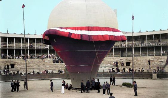 La plaza de El Torín fue punto de despegue de rudimentarios globos del siglo XIX como se puede ver en esta foto coloreada de Luuis Girau Iglesias