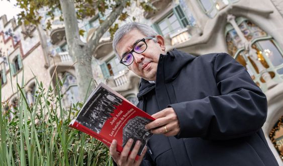 Jordi Amat amb el llibre Les batalles de Barcelona © Àngel Bravo Jordi Amat amb el llibre Les batalles de Barcelona © Àngel Bravo