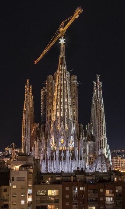 Sagrada Família amb l'estel de la torre de la Mare de Déu