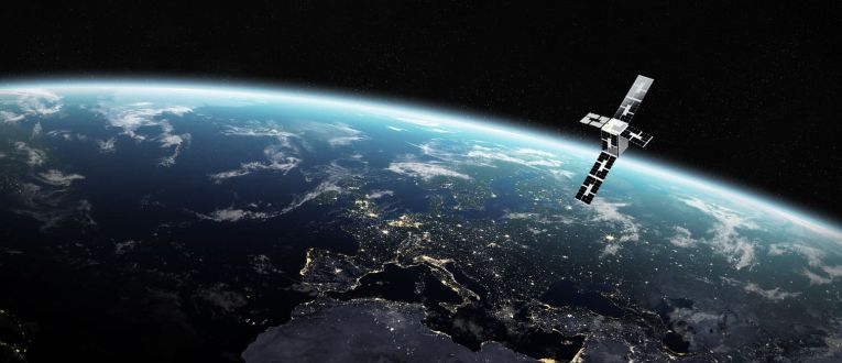 Uno de los nanosatélites de la compañía Open Cosmos en el espacio exterior. 