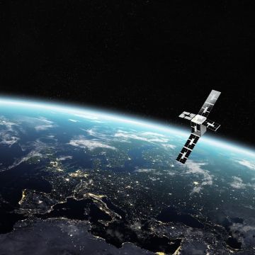 Uno de los nanosatélites de la compañía Open Cosmos en el espacio exterior. Uno de los nanosatélites de la compañía Open Cosmos en el espacio exterior.