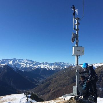 Equipo de Arantech instalando una estación meteorológica