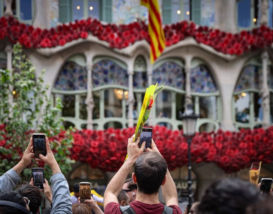 Casa Batlló decorada de rosas por Sant Jordi 2025 © Jordi Borràs : ACN