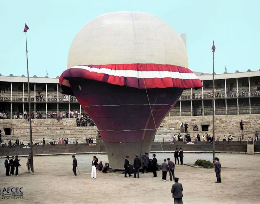 La plaza de El Torín fue punto de despegue de rudimentarios globos del siglo XIX como se puede ver en esta foto coloreada de Luuis Girau Iglesias