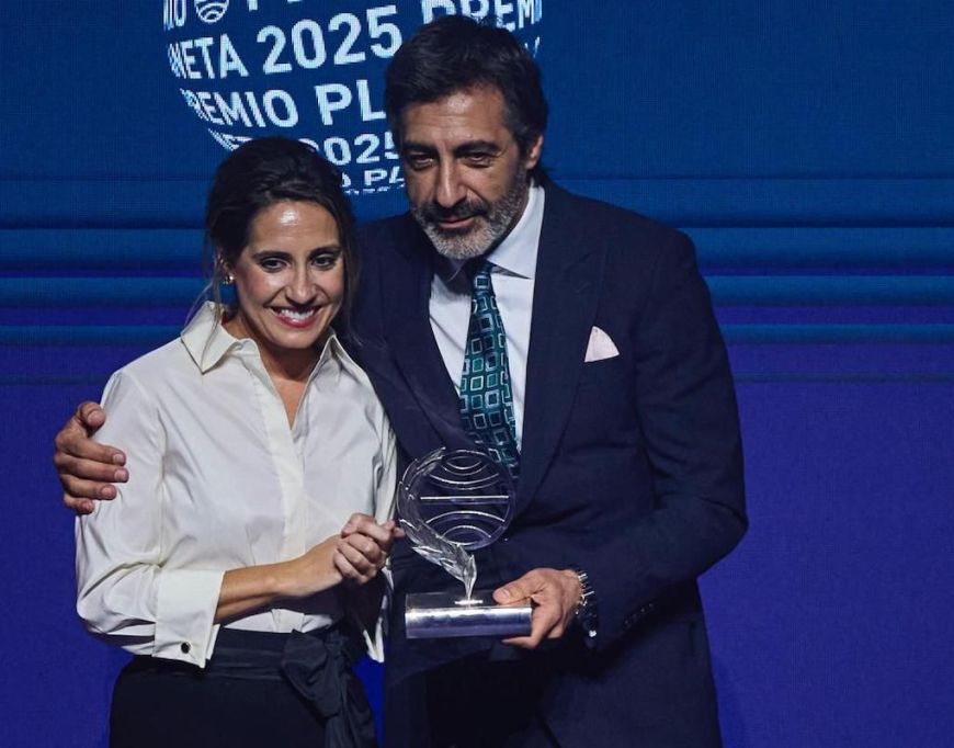 Juan de Val, ganador del Premio Planeta, y Ángela Banzas, finalista