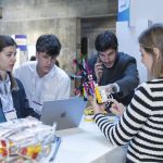 Estudiantes aprendiendo robótica en el Edtech Congress