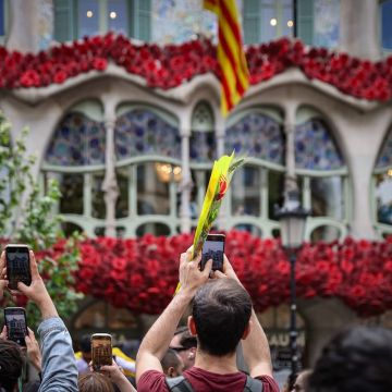 Casa Batlló decorada de rosas por Sant Jordi 2025 © Jordi Borràs : ACN