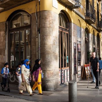 persones-caminant-pel-raval