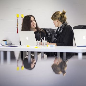 Emprenedoras trabajando desde Barcelona Activa.