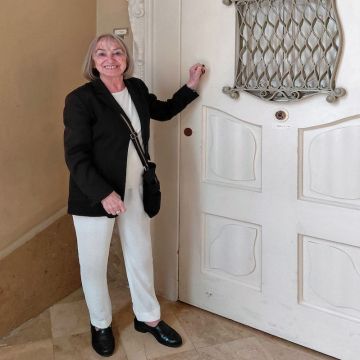 Elvira Roca a la façana de La Pedrera