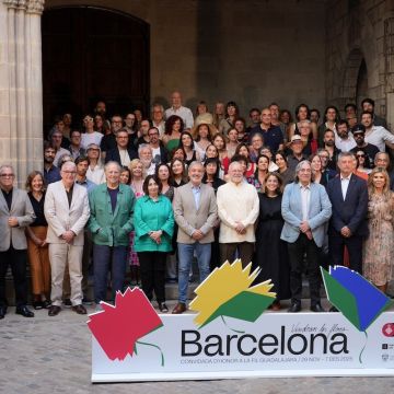 Foto de familia de la presentació de la FIL a l'Ajuntament, per Eli Don (ACN)