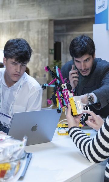 Estudiantes aprendiendo robótica en el Edtech Congress