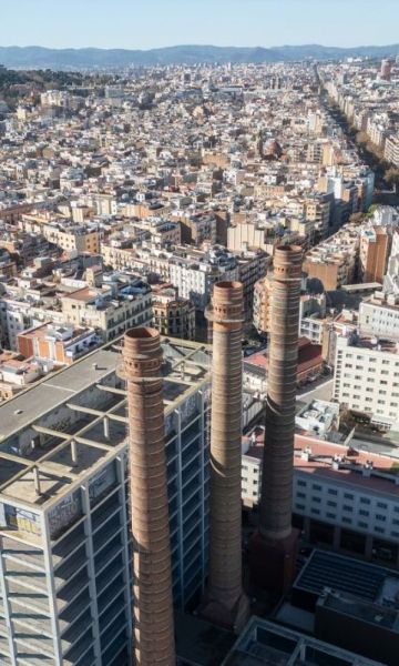 Vista aerea de Barcelona con las Tres Xemeneis del Paral·lel por Martí Petit