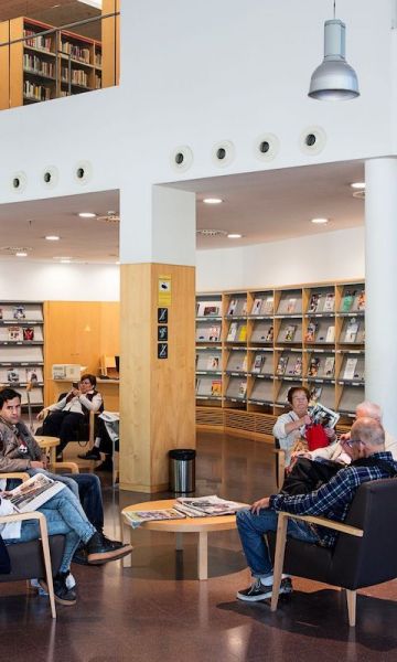 Personas leyendo en la biblioteca Jaume Fuster © Vicente Zambrano