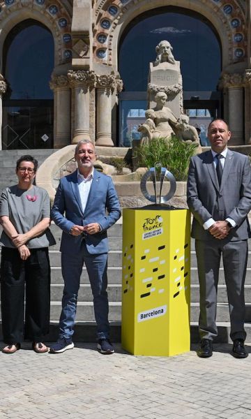 Autoridades con el trofeo del Tour de Francia Autoridades con el trofeo del Tour de Francia
