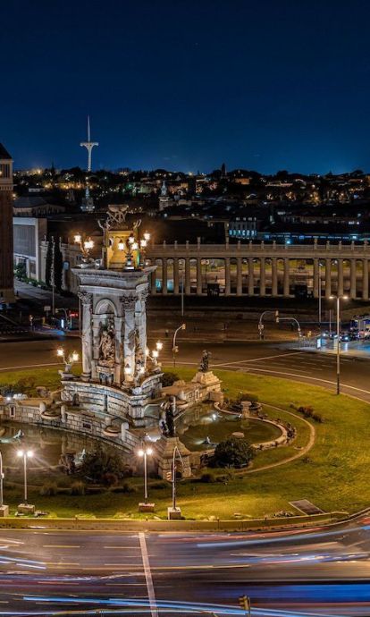 Vista nocturna de Plaça Espanya © Laura Guerrero
