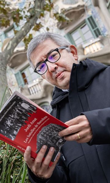 Jordi Amat amb el llibre Les batalles de Barcelona © Àngel Bravo Jordi Amat amb el llibre Les batalles de Barcelona © Àngel Bravo