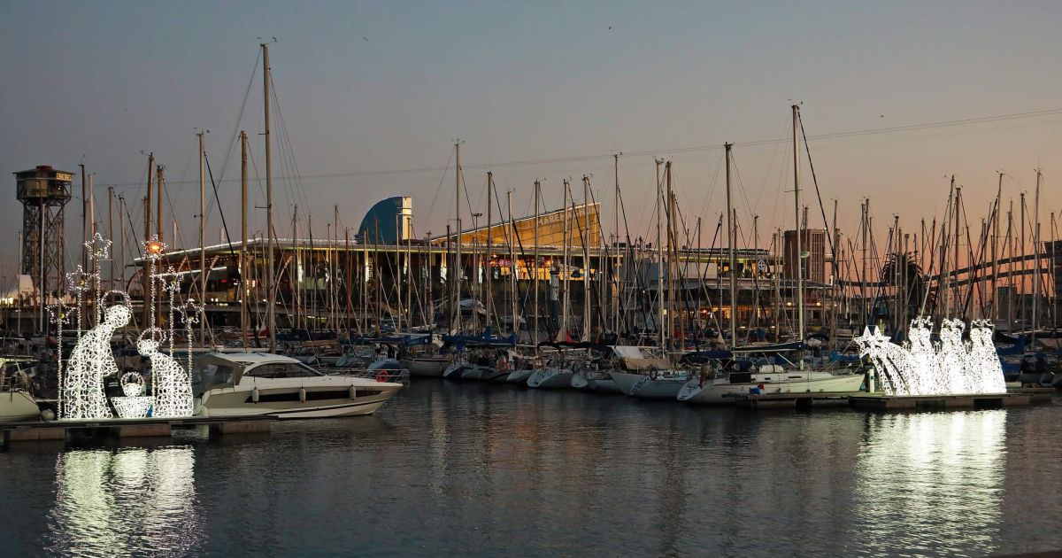 El Port de Barcelona se ilumina con el árbol de Navidad más grande