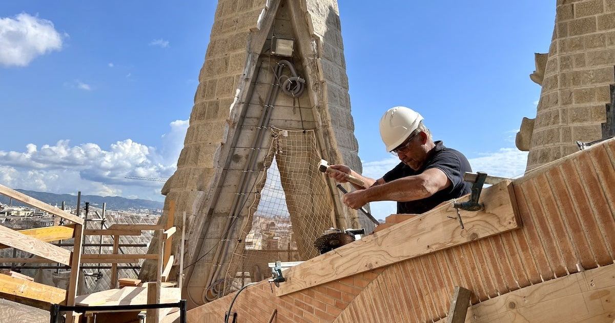 Trabajador en la Sagrada Família por Gerard Escaich