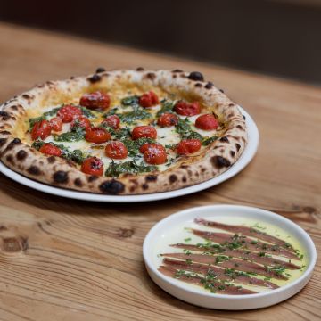 Tomàquet confitat amb herbes aromàtiques i pesto de julivert i lemongrass, amb tapa d’anxoves 00 © Parking Pizza