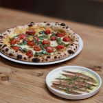 Tomàquet confitat amb herbes aromàtiques i pesto de julivert i lemongrass, amb tapa d’anxoves 00 © Parking Pizza