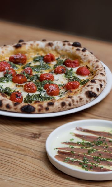 Tomàquet confitat amb herbes aromàtiques i pesto de julivert i lemongrass, amb tapa d’anxoves 00 © Parking Pizza Tomàquet confitat amb herbes aromàtiques i pesto de julivert i lemongrass, amb tapa d’anxoves 00 © Parking Pizza