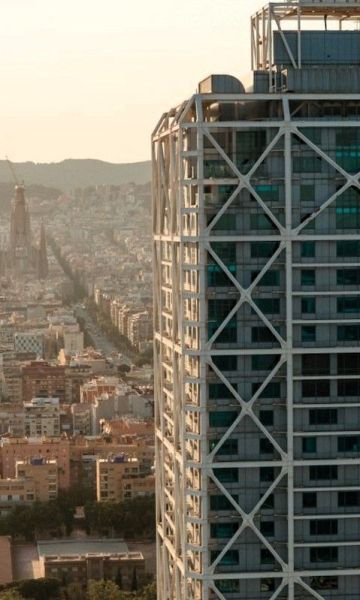 El Arts visto desde un helicóptero con Barcelona y la Sagrada Familia como fondo (Marriot)