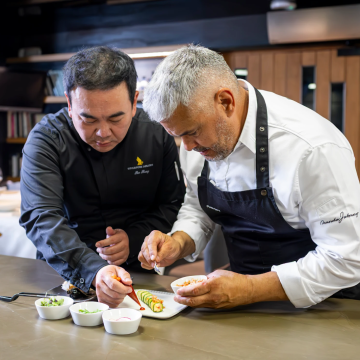 Ben Kuang (Catering Manager de Singapore Airlines) y Nandu Jubany preparando el menÃº para cabina