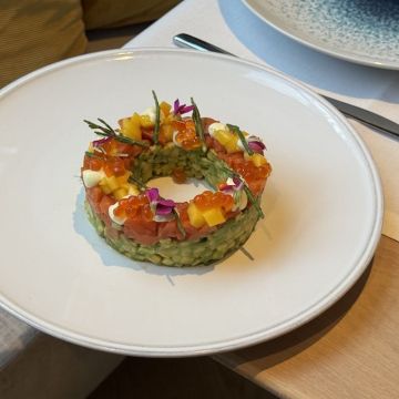 Tartar de salmón rojo salvaje de Alaska e ikura, con aguacate, mango, emulsión de wasabi y salicornia 3