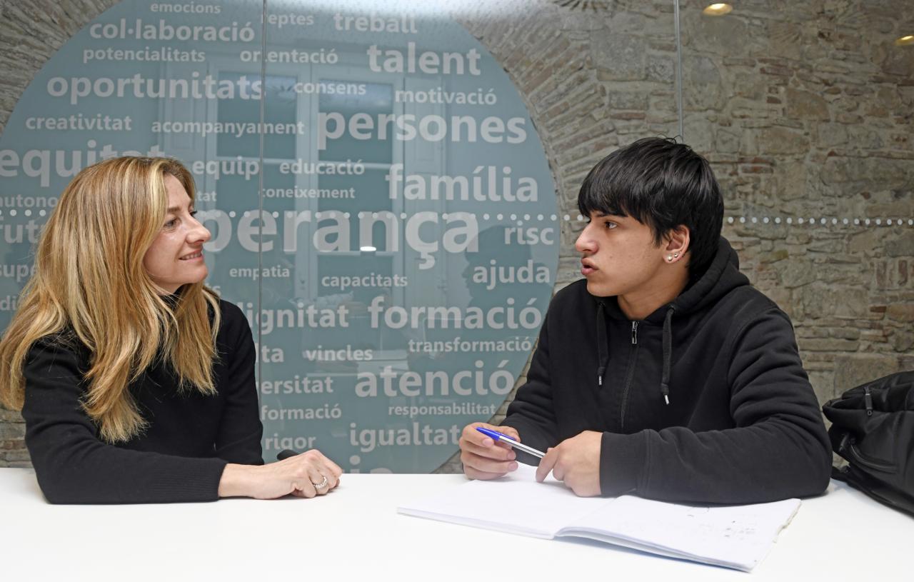 Raquel Lalueza y Facundo durante una clase de refuerzo.© Fundación 
