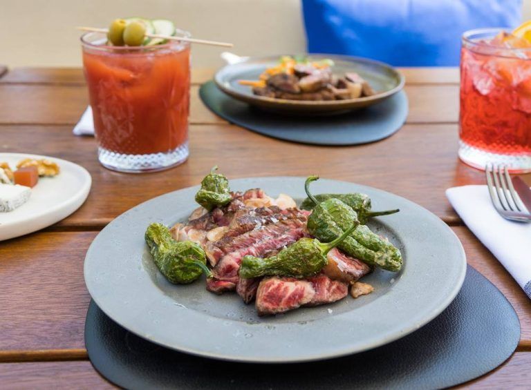 Chuletón con pimientos de Padrón en el brunch de Monument Hotel.