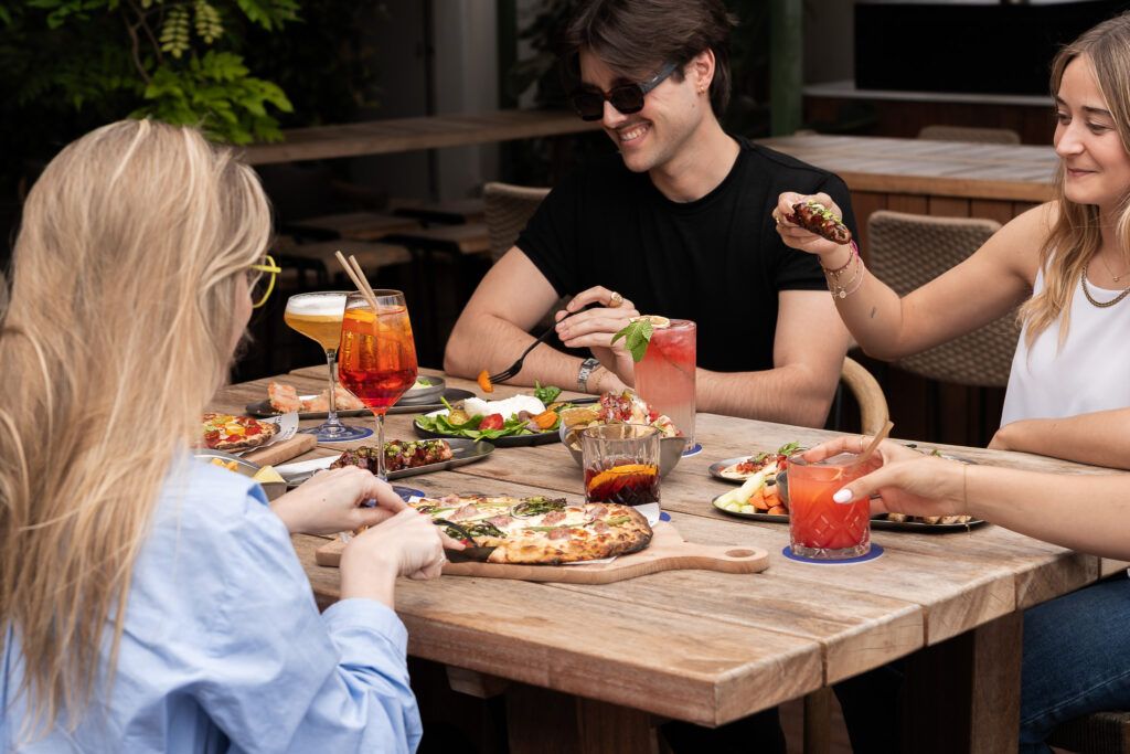 Compartir unas tapas al aire libre en una terraza o un jardín de un hotel, el plan perfecto.