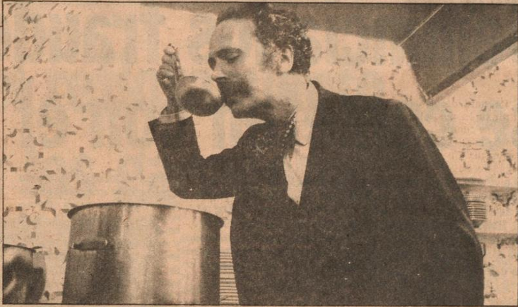 Ramon Cabau probando una de sus recetas.