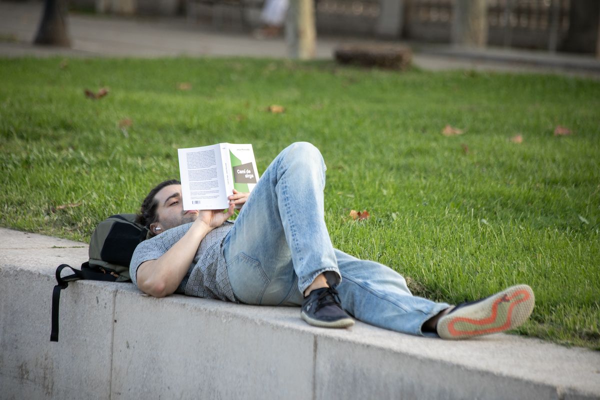 Un jove llegeix llibre durant La Setmana