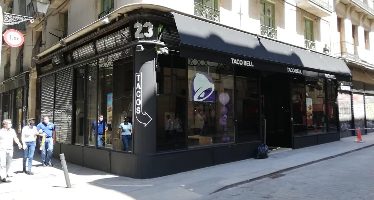 Schilling Café-Bar convertido en un Taco Bell (Barcelona)