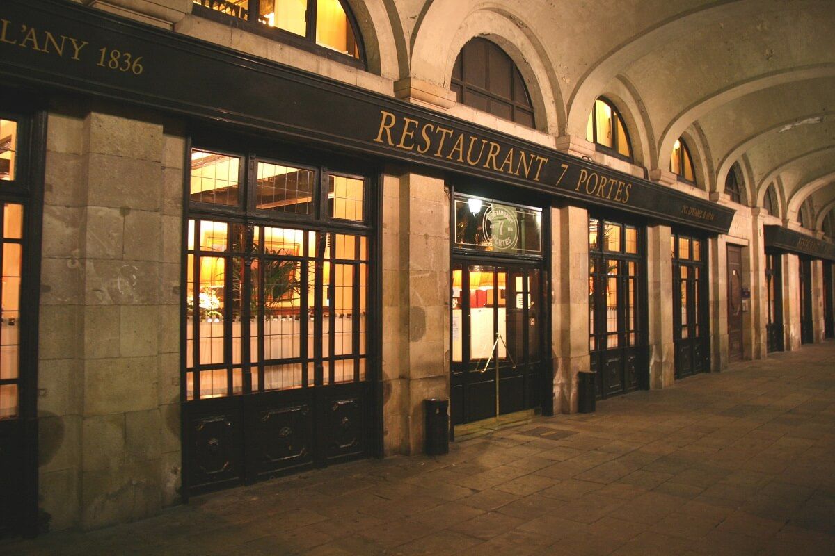 Entrada del restaurante Les 7 Portes.