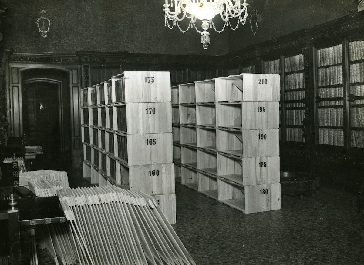 Sala de lectura per a infants a la Casa de l’Ardiaca, segons una fotografia de Carles Pérez de Rozas del 30 de desembre del 1936. .