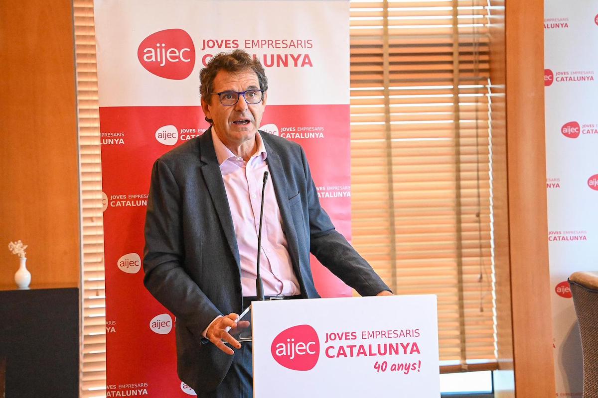 Uriach ha compartido su filosofía empresarial ante diferentes miembros de la AIJEC.
