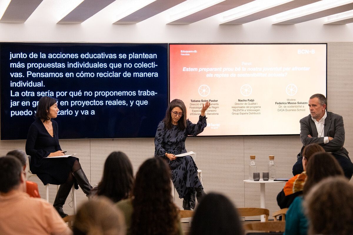 Debate posterior a la presentación del test Be Ready for Now, con Tatiana Soler, técnica de innovación en la Dirección de Enseñanzas Postobligatorias y de Régimen Especial del Consorci d'Educació de Barcelona, y Nacho Fatjó, director de Calidad de Volkswagen Group España y responsable del programa TALENTIA, moderado por Federica Massa-Saluzzo. © EADA